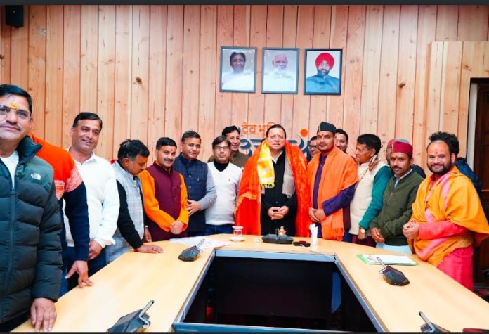चारों धामों के पुरोहितों ने शीतकालीन यात्रा को बढ़ावा दिए जाने पर मंत्र उच्चारण के साथ मुख्यमंत्री का किया आभार व्यक्त