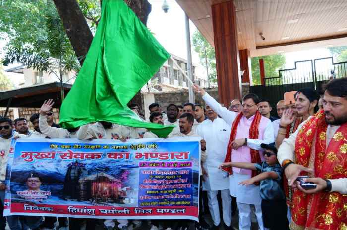 मुख्यमंत्री पुष्कर सिंह धामी ने चारों धामों में ‘मुख्य सेवक भंडारा’ के लिए जाने वाले सेवादारों की टीम को हरी झंडी दिखाकर रवाना किया